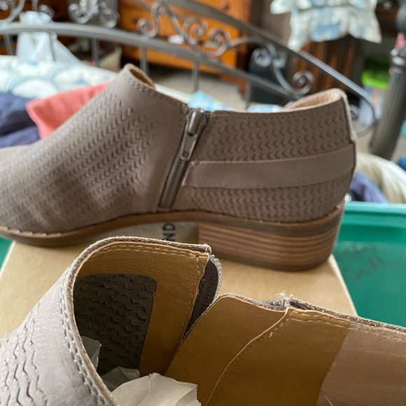 Lucky Brand Shoes - Picture 4 of 5